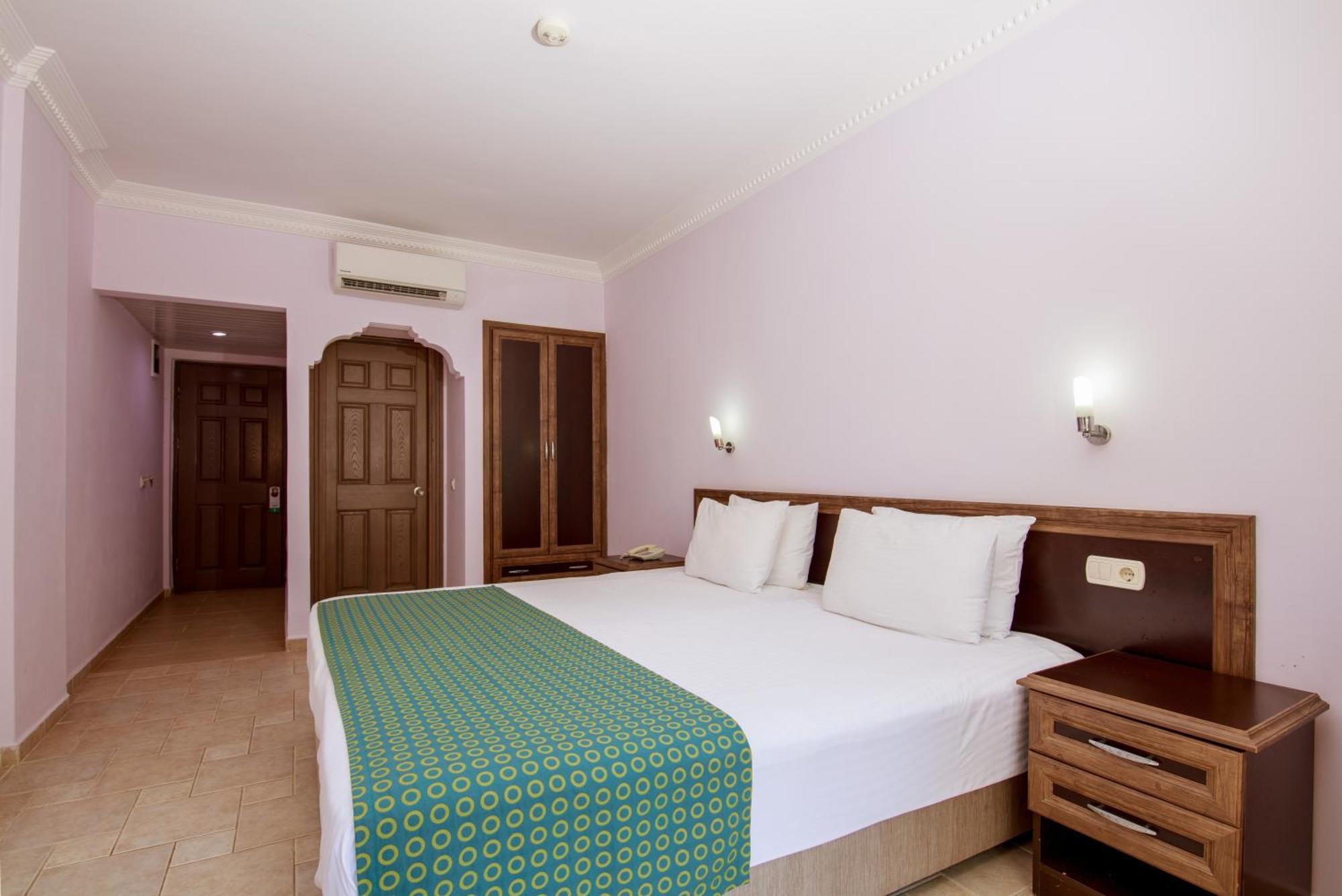 Flamingo Hotel & Spa - Pet Friendly 올루데니스 외부 사진